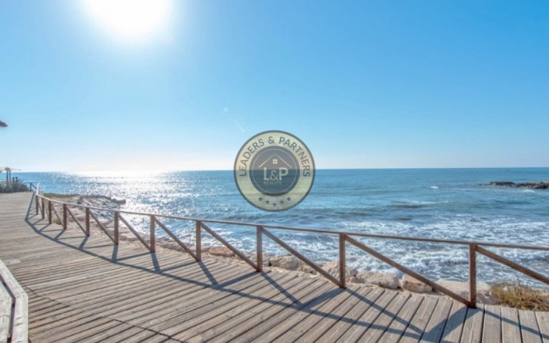 Moderný apartmán 3+kk Alicante-Punta Prima, Španielsko