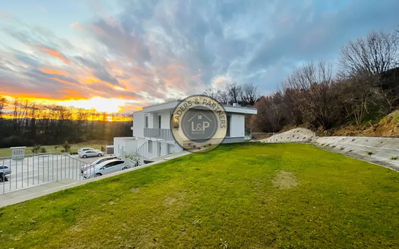 NA PREDAJ - Priestranný holobyt s pozemkom blízko Prešova