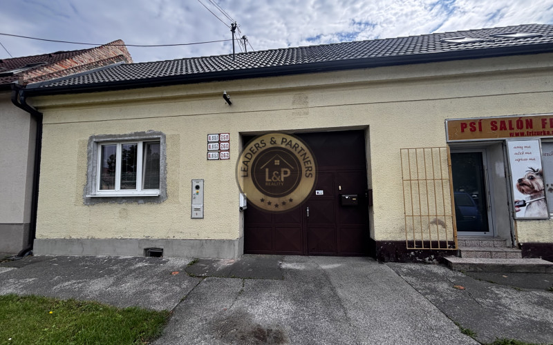 Rodinný dom s 2 bytovými jednotkami NA PREDAJ, VAJNORY