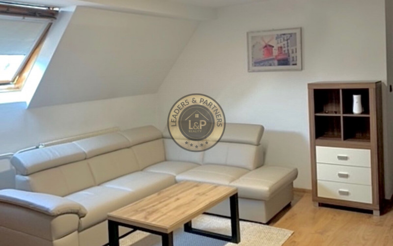 Prenajmite si tento jedinečný 2-izbový byt s atmosférou domu s hrejivým interiérom priamo na pešej zóne