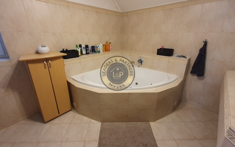 PREDAJ: luxusný 6 izb. dom 400 m2 z r. 2018 Čenčice