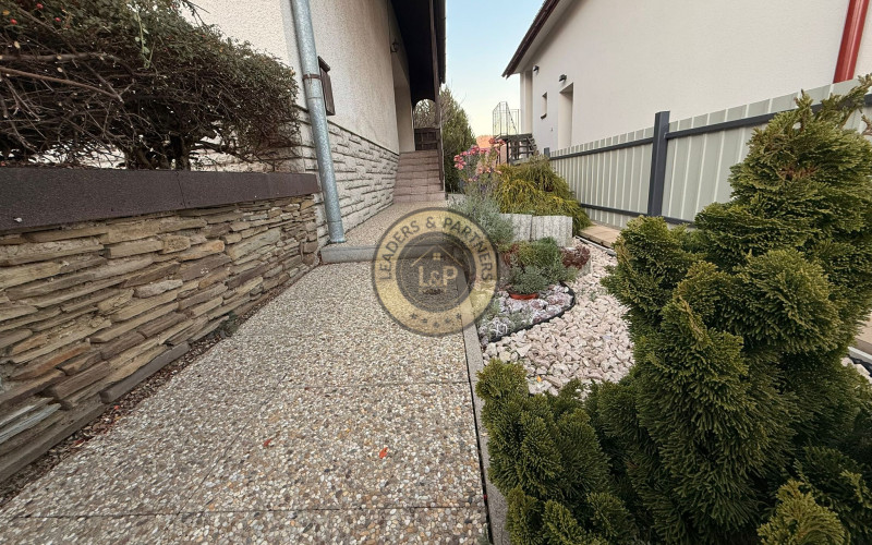 NA PREDAJ - Priestranný 6 izbový dom s garážou v Sabinove