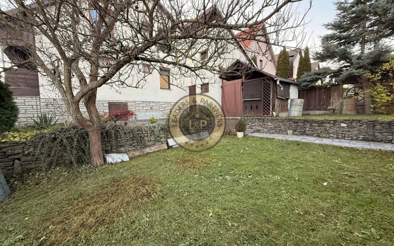 NA PREDAJ - Priestranný 6 izbový dom s garážou v Sabinove