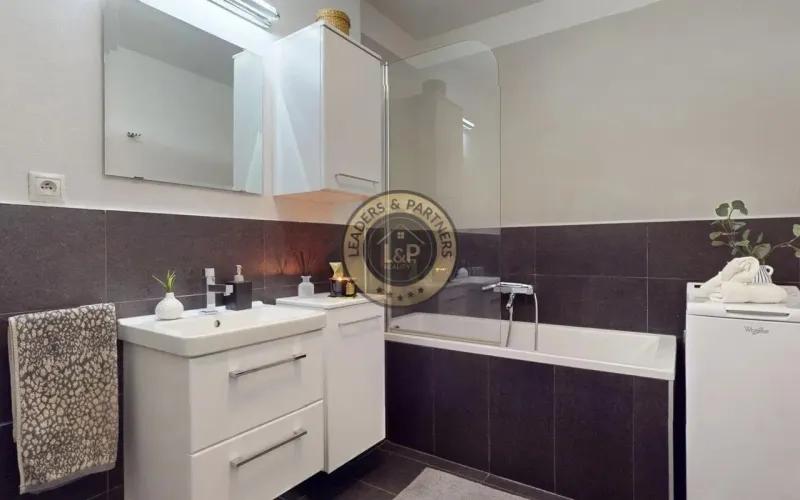 Priestranný 2-izb. byt s garážou NA PRENÁJOM