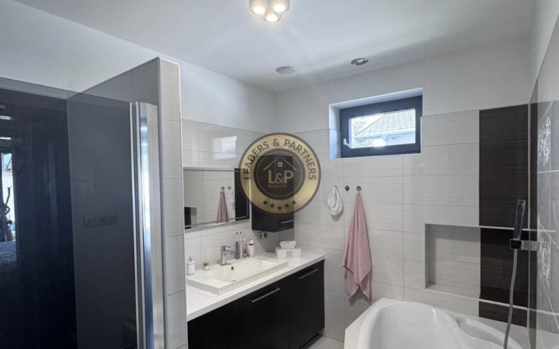 NA PREDAJ, 5-izb. rodinná vila iba 15 minút od centra BA