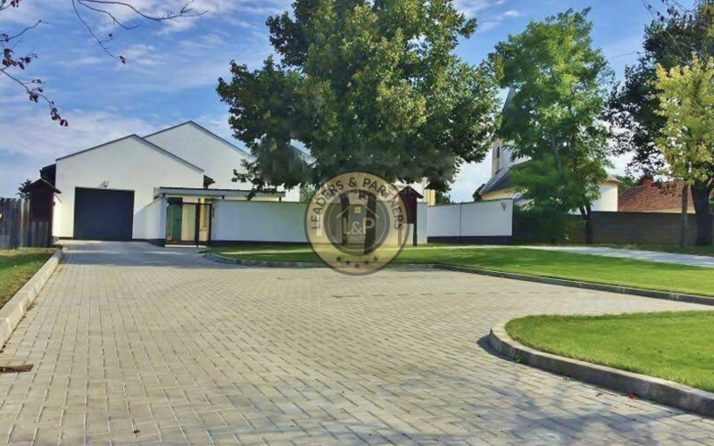 NA PREDAJ, 5-izb. rodinná vila iba 15 minút od centra BA