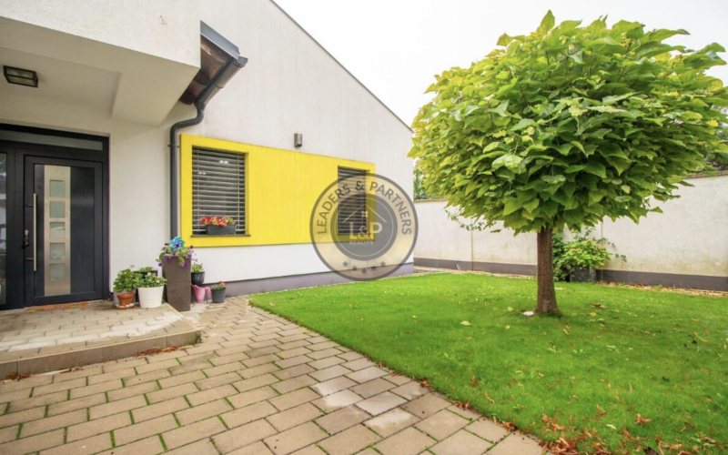 NA PREDAJ, 5-izb. rodinná vila iba 15 minút od centra BA