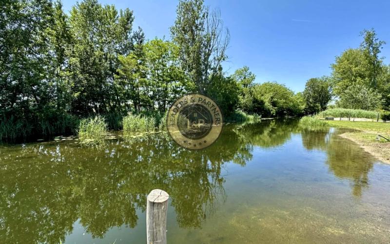 PREDAJ pozemok s rozlohou 2504 m² priamo pri vode.