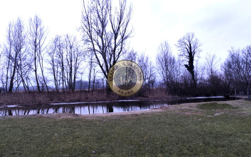 PREDAJ pozemok s rozlohou 2504 m² priamo pri vode.