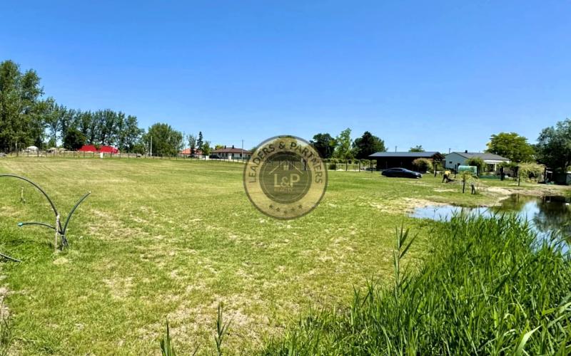 PREDAJ pozemok s rozlohou 2504 m² priamo pri vode.