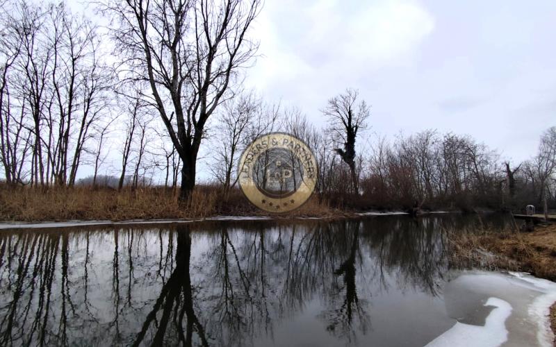 PREDAJ pozemok s rozlohou 2504 m² priamo pri vode.