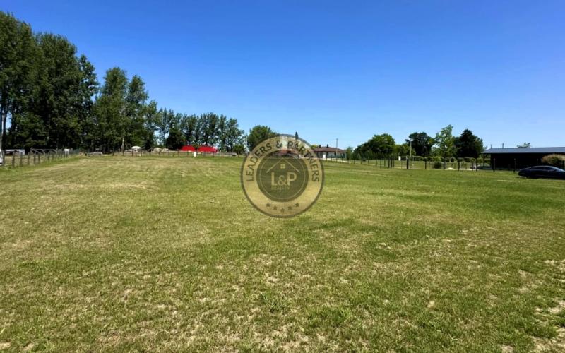 PREDAJ pozemok s rozlohou 2504 m² priamo pri vode.