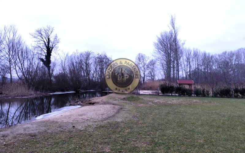 PREDAJ pozemok s rozlohou 2504 m² priamo pri vode.