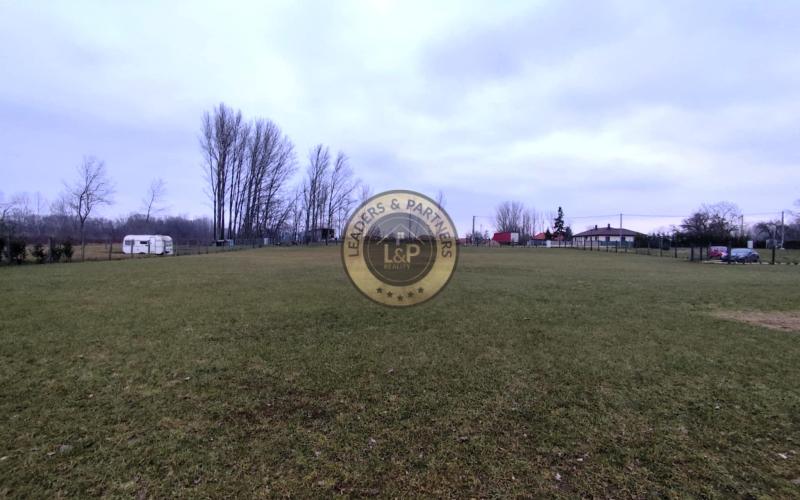 PREDAJ pozemok s rozlohou 2504 m² priamo pri vode.