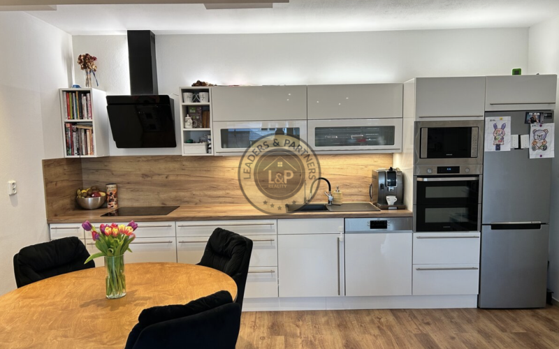 NA PREDAJ, 3-izb. byt so záhradou a parkovaním