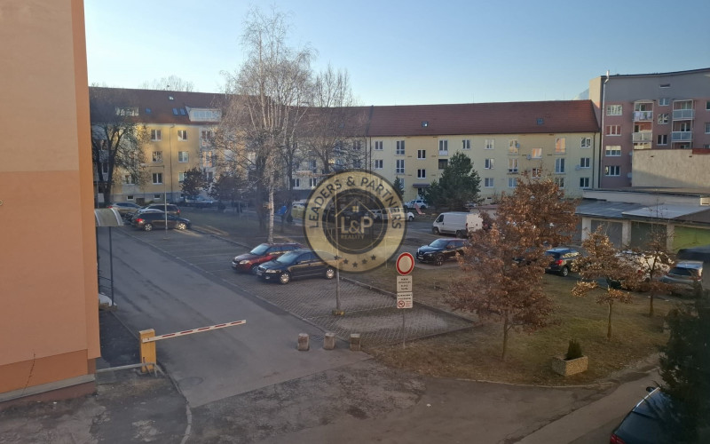 PREDAJ: 2 izb. byt v centre 48.16 m2 + 2 balkóny tehlový dom