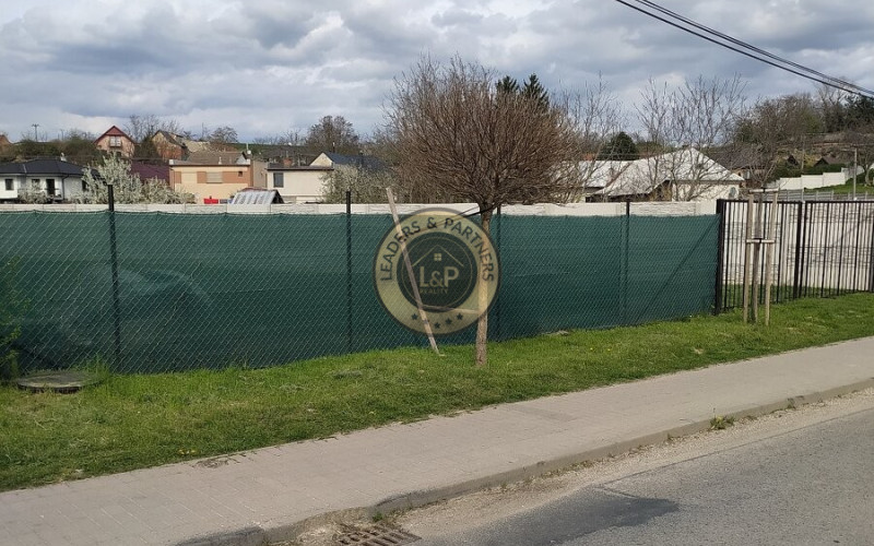 Na predaj pozemok vhodný na výstavbu RD v obci Dvorníky