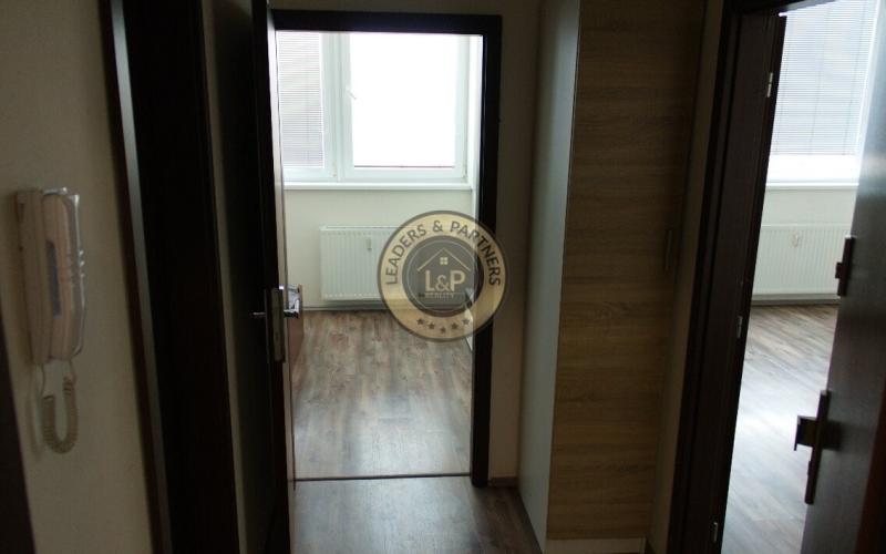 Na predaj 2iz. byt s pivnicou  v Senici na Továrenskej ulici