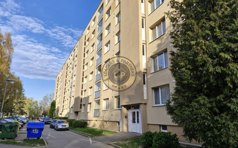 Na predaj moderný 2-izbový byt po kompletnej rekonštrukcii – výborná lokalita, Michalovce, ul. J. Murgaša