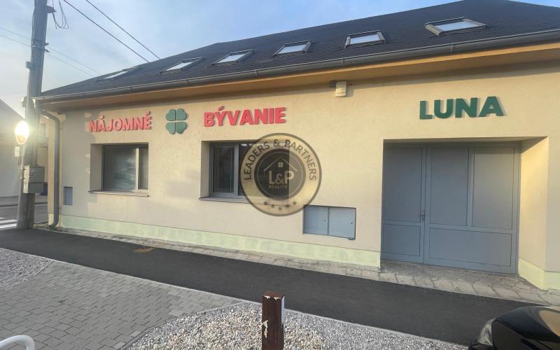 Na predaj zrekonštruovaná 2-podlažná budova v centre Šelpíc