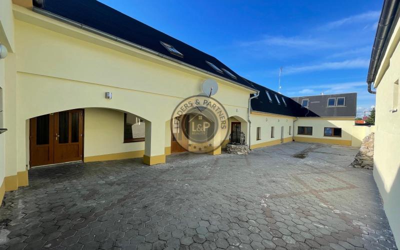 Na predaj zrekonštruovaná 2-podlažná budova v centre Šelpíc