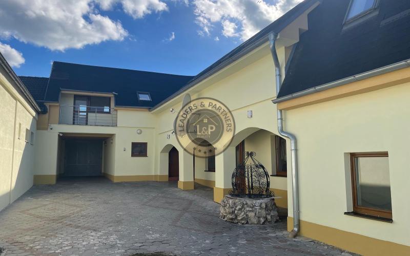 Na predaj zrekonštruovaná 2-podlažná budova v centre Šelpíc