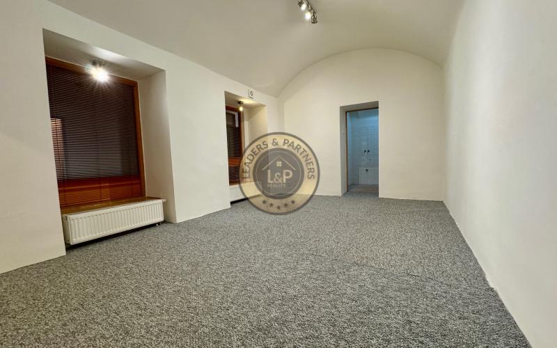 Na prenájom obchodný priestor s výkladom – Mäsiarská ul., Košice