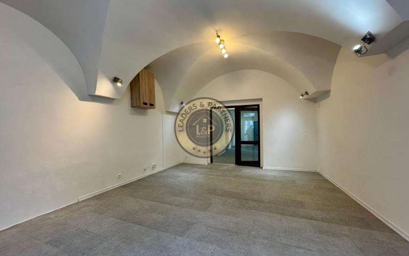 Na prenájom obchodný priestor s výkladom – Mäsiarská ul., Košice