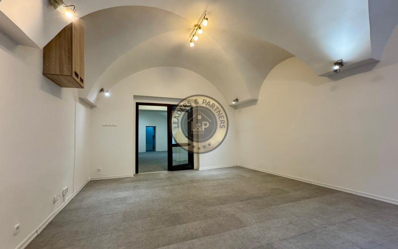 Na prenájom obchodný priestor s výkladom – Mäsiarská ul., Košice