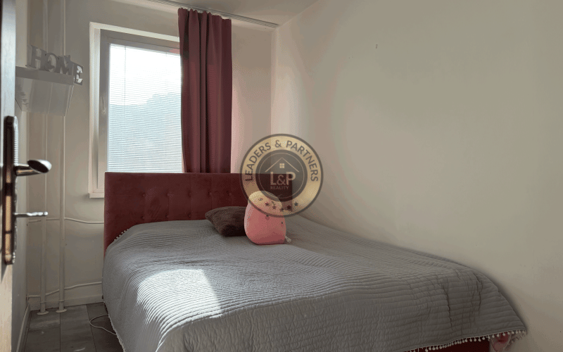 NA PREDAJ, 3-izb. byt na KVP, HÚSKOVA UL.