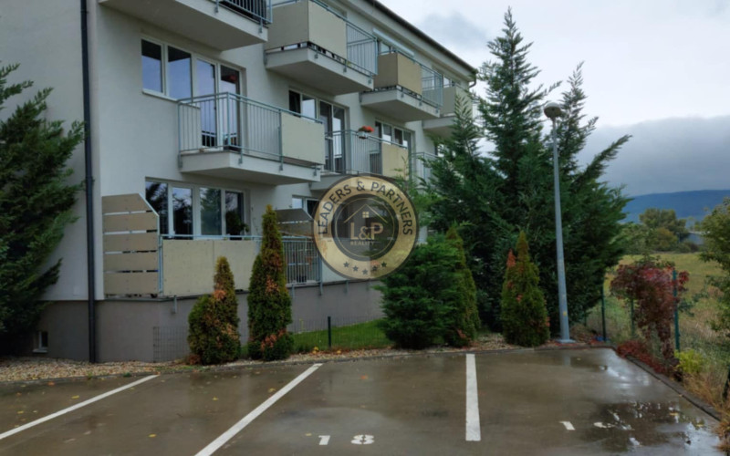 NA PREDAJ, 1-izbový byt s parkovacím miestom v pokojnej lokalite v Rači