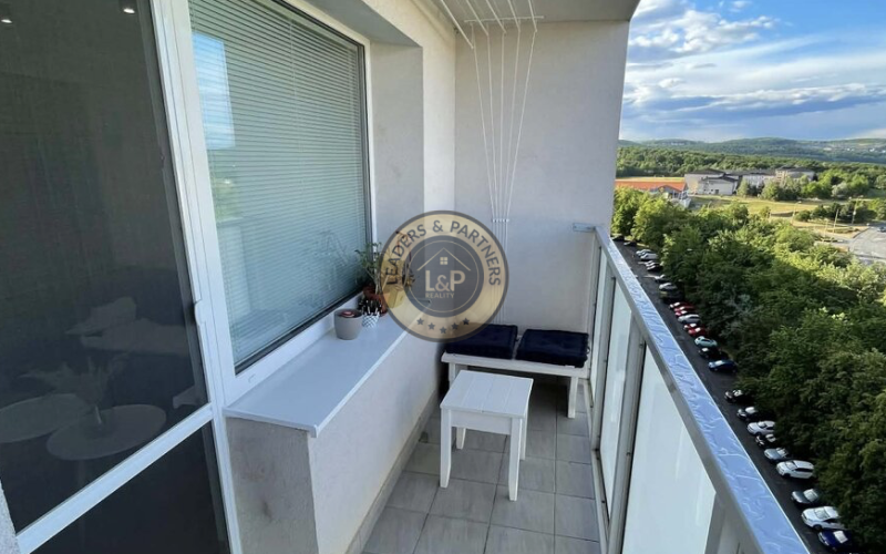 KRÁSNA, ŠTÝLOVÁ GARSÓNKA S LOGGIOU A PANORAMATICKÝM VÝHĽADOM – KOŠICE KVP