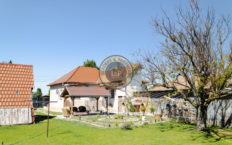 5 izbový rodinný dom-Jánovce, po rekonštrukcii, veľký pozemok