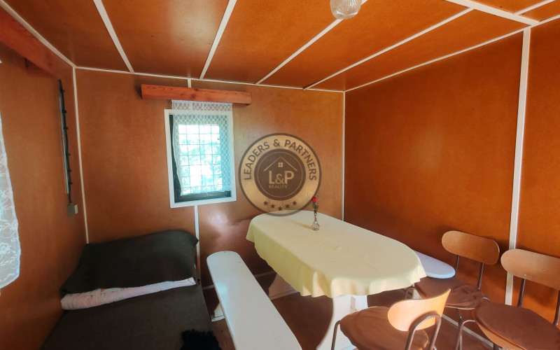 Miesto pre dokonalý oddych v prírode – záhradná chatka s pozemkom 483 m² v Nemšovej
