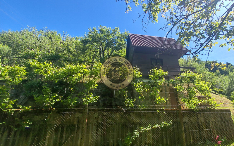 Miesto pre dokonalý oddych v prírode – záhradná chatka s pozemkom 483 m² v Nemšovej