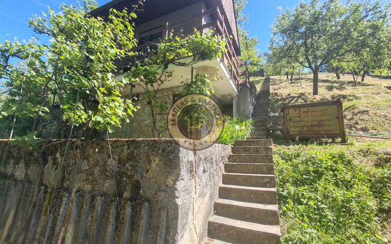 Miesto pre dokonalý oddych v prírode – záhradná chatka s pozemkom 483 m² v Nemšovej