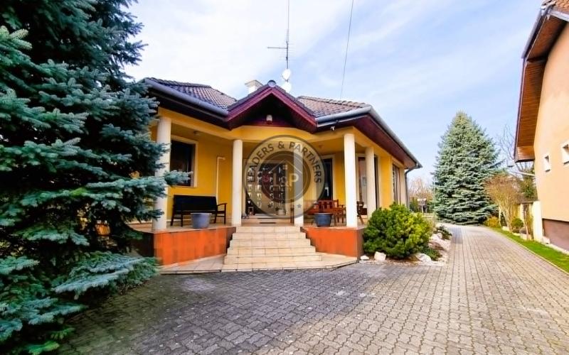 Feketeerdó / Rodinný dom s veľkým pozemkom, pivnicou pod celým domom a dvojgarážou.