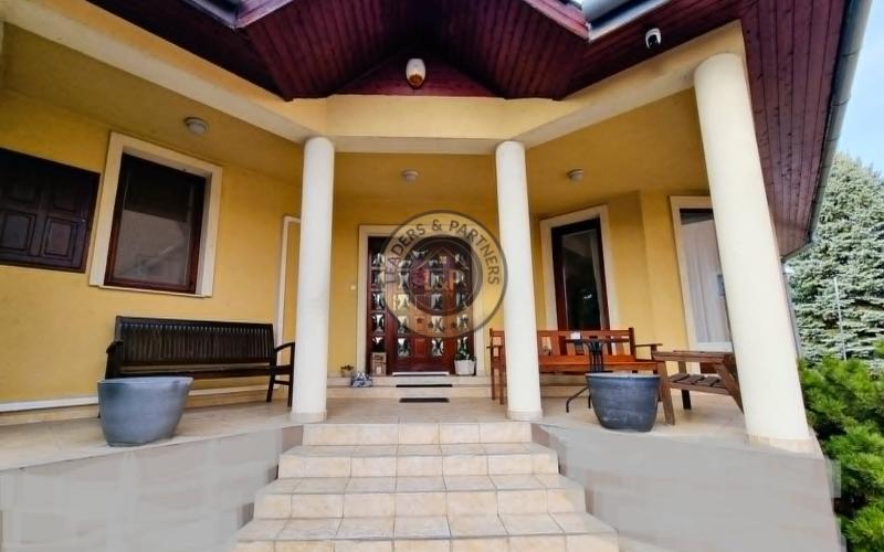 Feketeerdó / Rodinný dom s veľkým pozemkom, pivnicou pod celým domom a dvojgarážou.