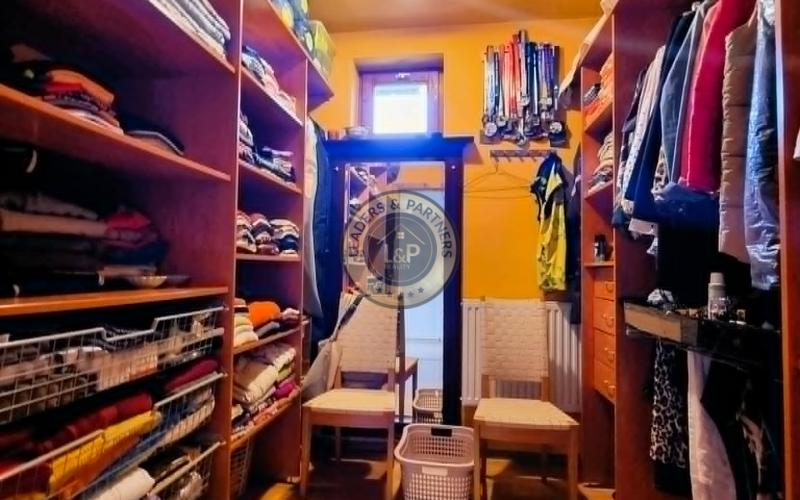 Feketeerdó / Rodinný dom s veľkým pozemkom, pivnicou pod celým domom a dvojgarážou.