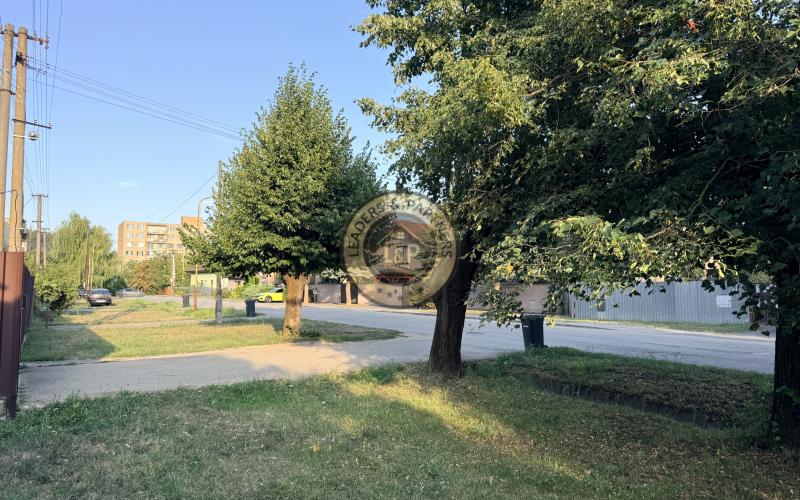 Pozemok pre RD so starším domom, Košice - Šaca, Kvetná ul. všetky IS