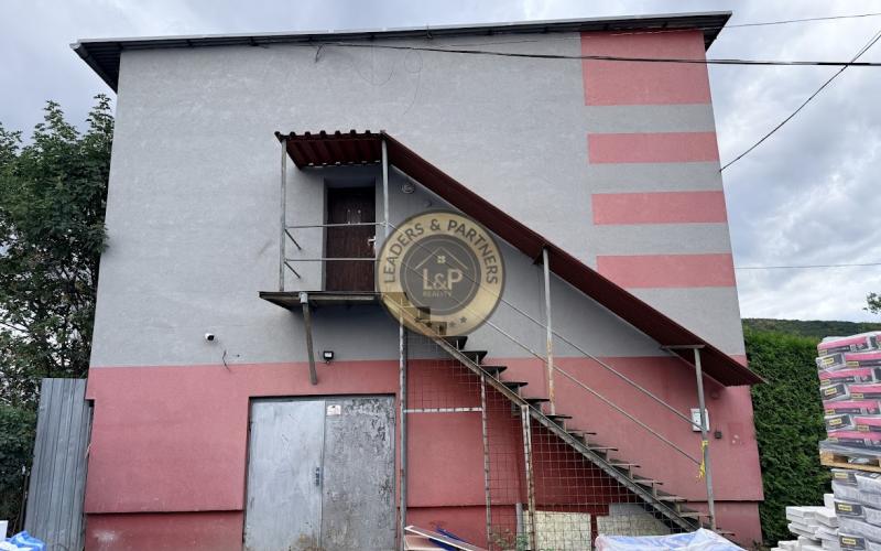 Budova na prenájom, sklady a kancelárske priestory, parkovanie