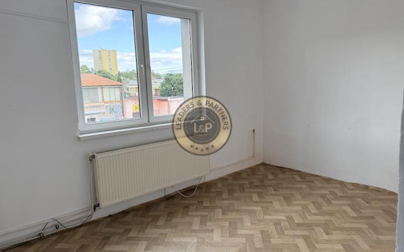 Budova na prenájom, sklady a kancelárske priestory, parkovanie
