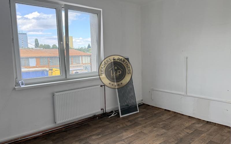 Budova na prenájom, sklady a kancelárske priestory, parkovanie