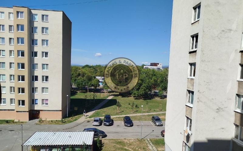 VÝHODNÁ PONUKA. Veľká garsónka s francúzskym oknom.