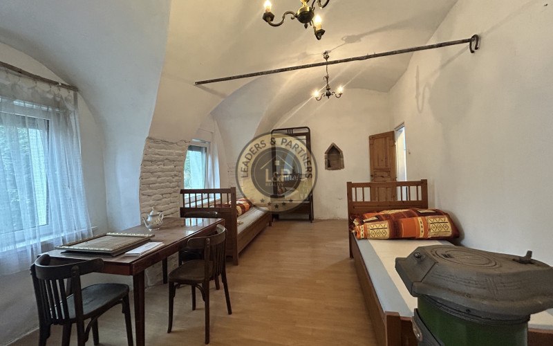 2-IZBOVÝ BYT V HISTORICKEJ BUDOVE STAREJ KÚRIE – RAJKA