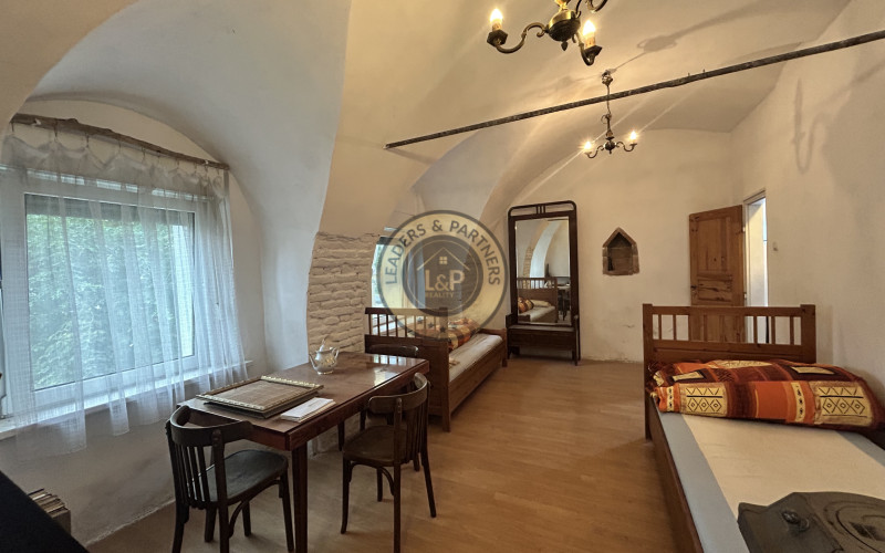 2-IZBOVÝ BYT V HISTORICKEJ BUDOVE STAREJ KÚRIE – RAJKA
